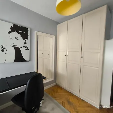 Bright With 3 Bedrooms, 2 Bathrooms And Wi-fi Apartmán