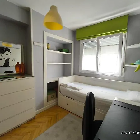 Bright With 3 Bedrooms, 2 Bathrooms And Wi-fi Apartmán Oviedo