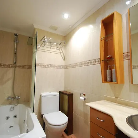 Bright With 3 Bedrooms, 2 Bathrooms And Wi-fi Apartmán Oviedo